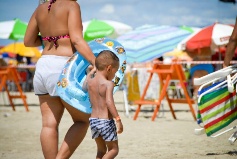 Pulseirinhas de identificação para crianças garantem mais segurança nas praias
