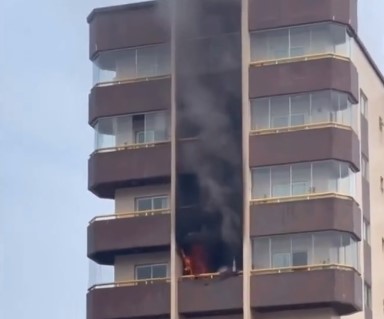 Incêndio destrói apartamento em cidade do litoral; VÍDEO