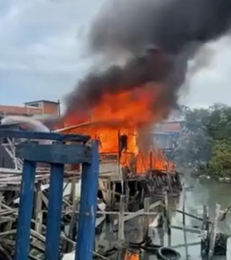 Incêndio destrói três moradias em comunidade do litoral; VÍDEO