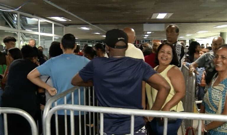 Ingressos para o Desfile das Escolas de Samba de Santos são comercializados