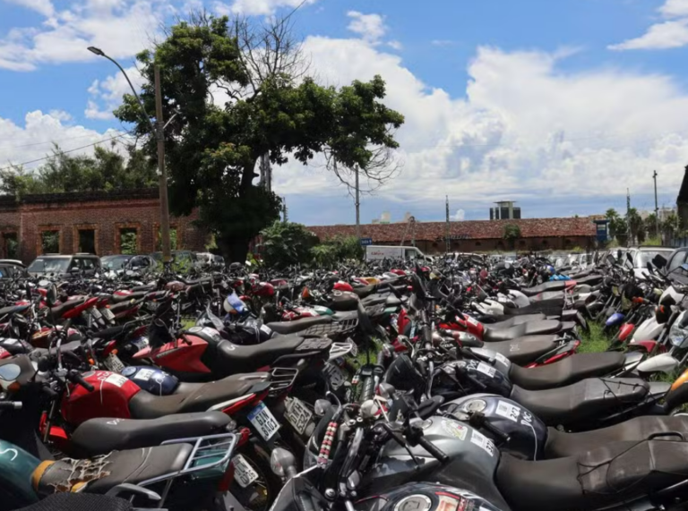 Estudante tem moto apreendida por licenciamento atrasado e descobre furto ao buscá-la no guincho em Guararapes