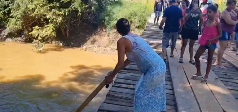Ponte de madeira é o único acesso a bairro de Monte Mor e cai frequentemente