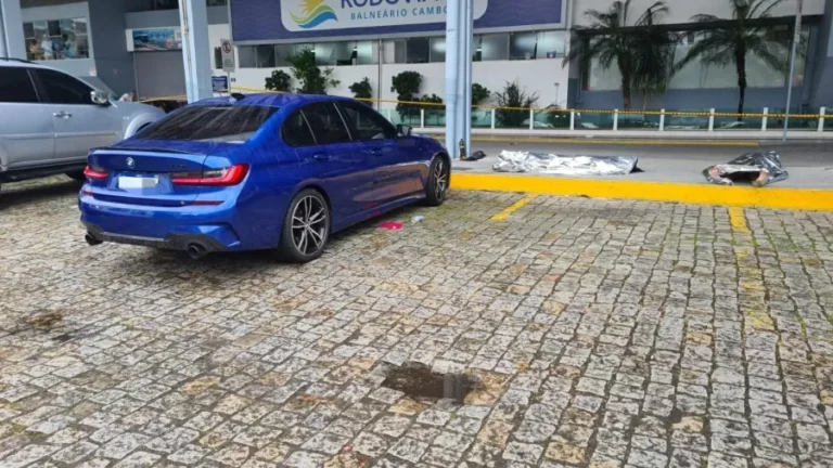 Quatro jovens são encontrados mortos em carro de luxo; polícia suspeita de intoxicação