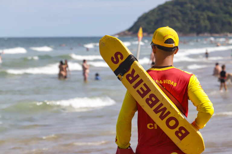 Vai passear com a criança na praia? Cuidado para não perdê-la de vista