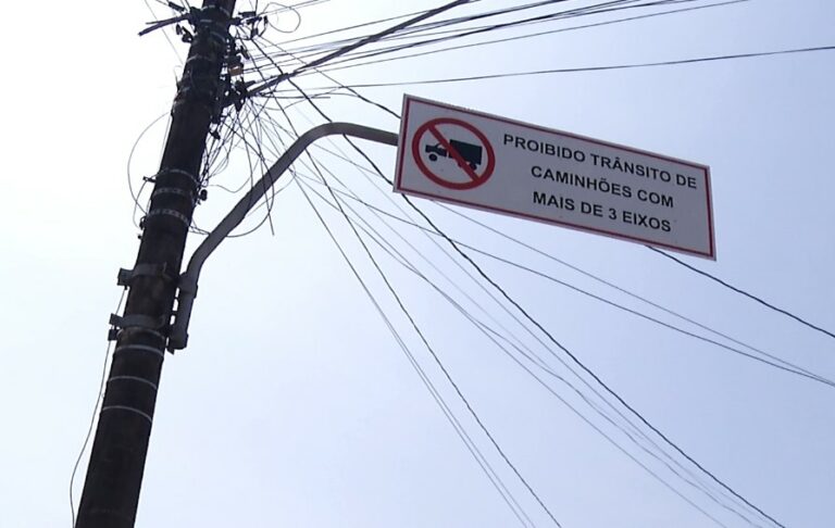 Problema com caminhões em rua de São Vicente é solucionado