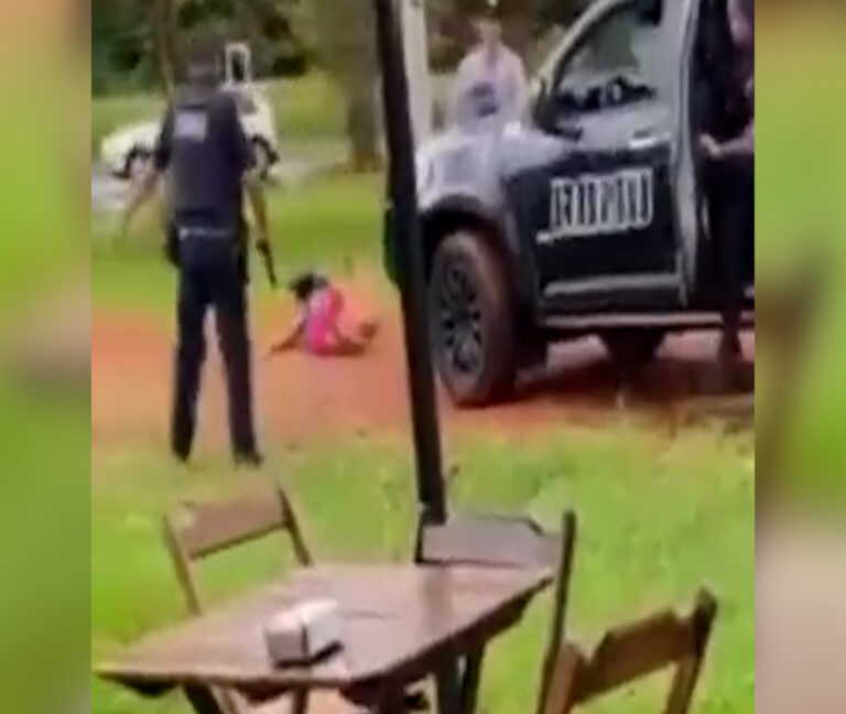 Viatura da Guarda Municipal atropela casal durante discussão; veja vídeo