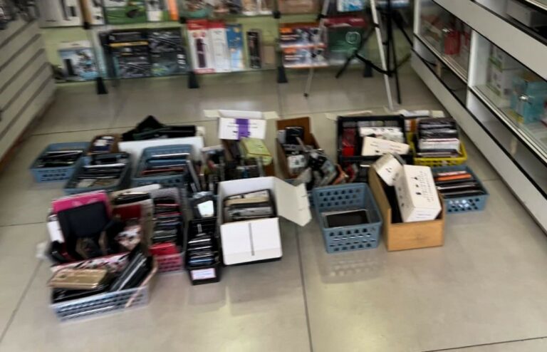 Polícia apreende mais de 600 celulares e peças usadas em operação no Guarujá