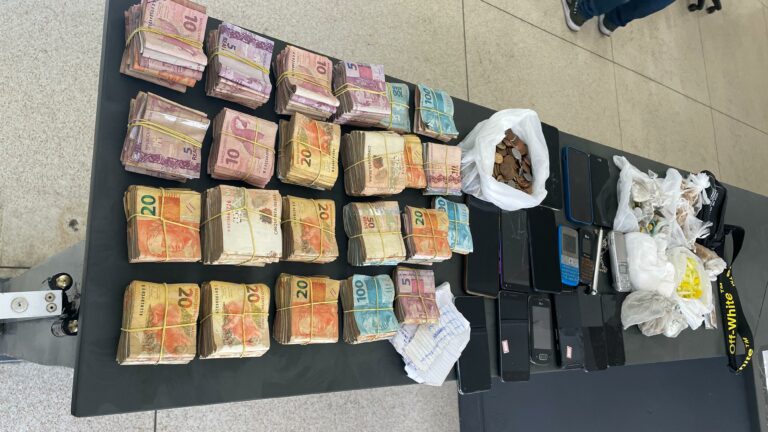 PM prende suspeito de tráfico com quase R$60 mil em cidade do litoral