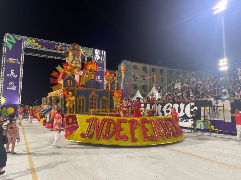 Escola de samba Independência abre o segundo dia de desfiles em Santos