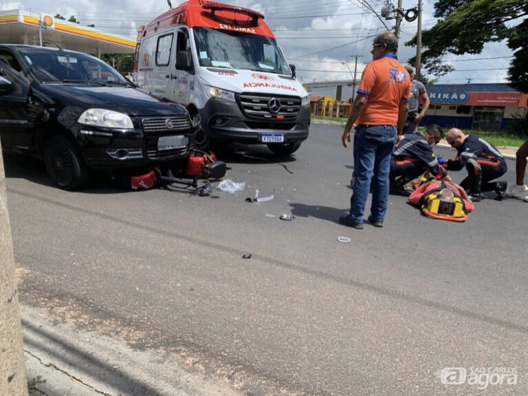 Mulher de 62 anos fica ferida após acidente envolvendo moto elétrica 