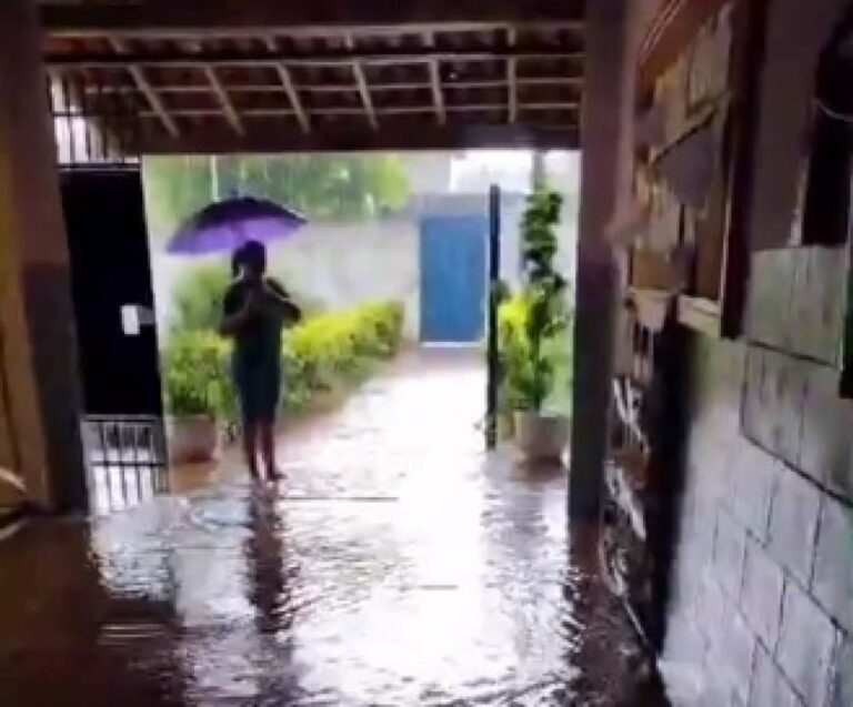 Alagamento em escola municipal de Birigui é causado por erosão no muro