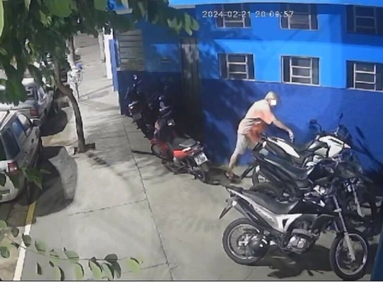 Homem é flagrado danificando bancos de motos durante jogo de futebol em Birigui