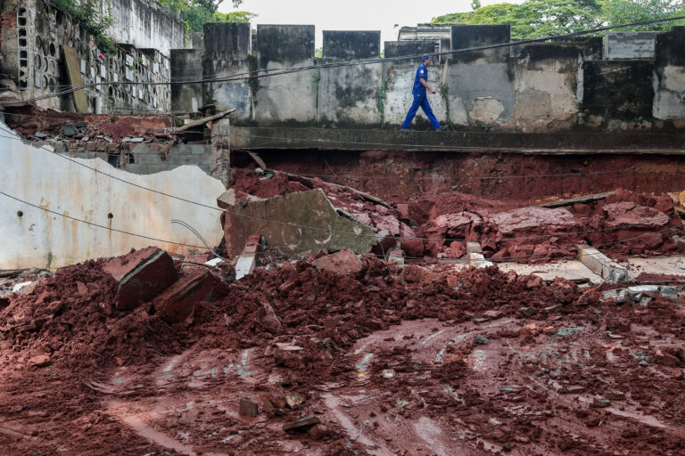 Chuva pós-carnaval registra pontos de alagamentos e muro do cemitério do Araçá desaba em SP