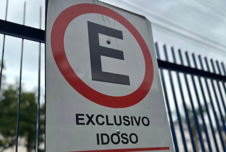 Mais de 2,5 mil credenciais foram emitidas pelo celular para idosos estacionarem em vaga preferencial