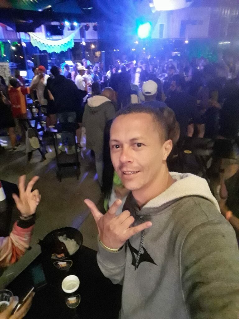 Homem é encontrado morto com um tiro na cabeça em frente a própria casa