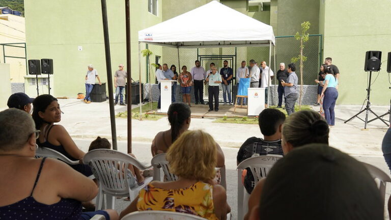 Famílias que ocupavam palafitas, ganham moradias em conjunto habitacional do Guarujá