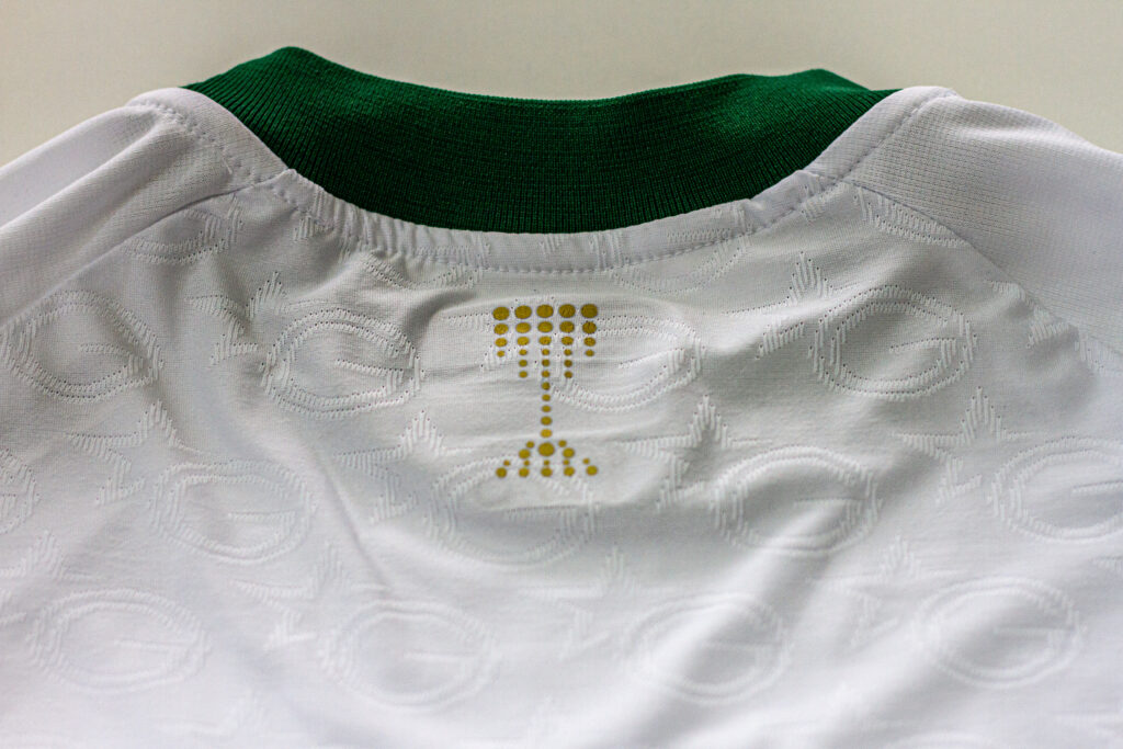 Em dourado, a taça simboliza a conquista do Guarani, no campeonato brasileiro de 1978. Foto: Raphael Silvestre/Guarani FC