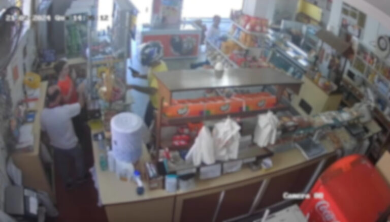 Câmera flagra dupla fugindo após roubar padaria no interior de SP