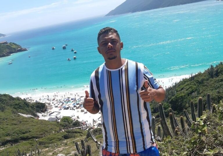 Jovem é encontrado morto com facadas e mangueira enrolada no pescoço