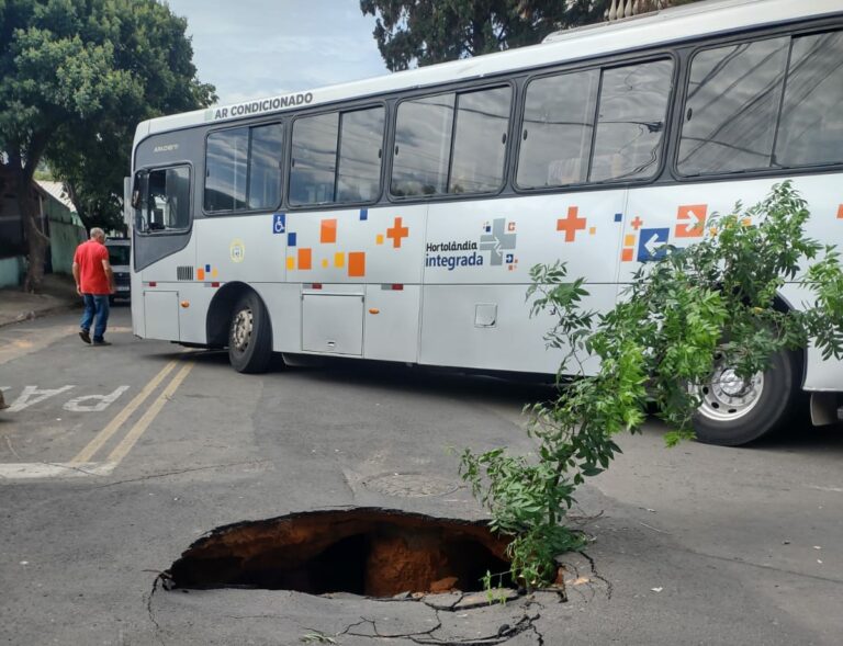Asfalto cede e ônibus afunda em cratera; obras são realizadas no local