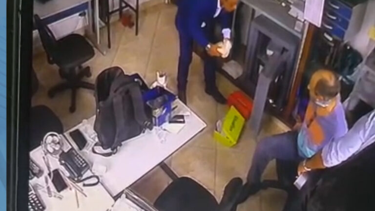 Bandidos audaciosos joalheria é assaltada em plena luz do dia