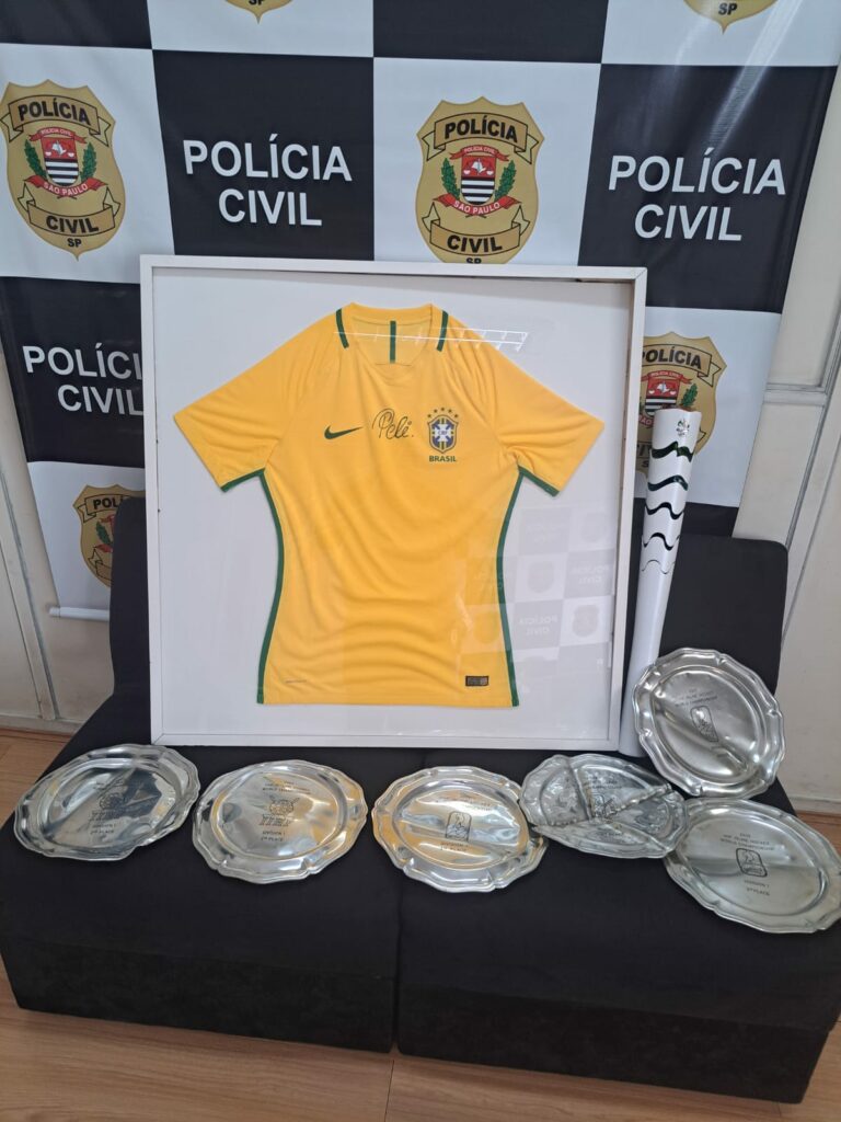 Camisa furtada autografada pelo Pelé, troféus e tocha olímpica são recuperados