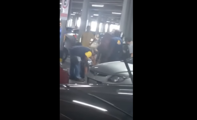 Vídeo | Homem encontra carro furtado, vai atrás do ladrão e populares prendem o criminoso