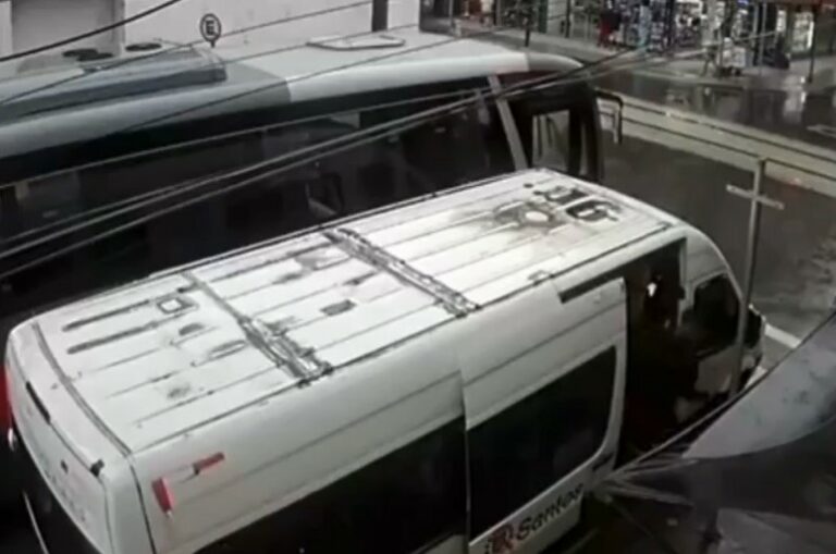 Carona para roubar: Ladrão finge que é passageiro, sobe em van e rouba corrente de ouro; VÍDEO