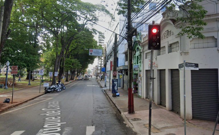 Em briga no Centro, homem em situação de rua é socorrido após ser agredido com galho de árvore