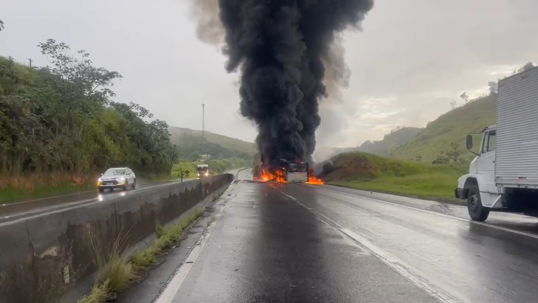 carreta com enxofre pega fogo na dutra em queluz