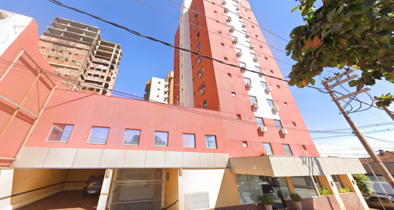 Disparo de arma de fogo atinge janela de hotel e polícia investiga o caso