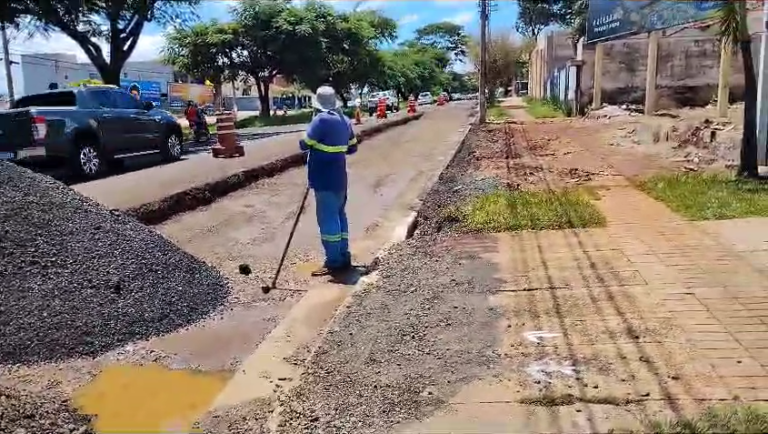 Prefeitura não avisa sobre obra na Costábile Romano e morador fica impedido de sair da própria casa