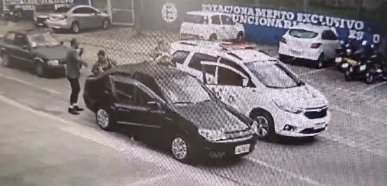 Equipe da Polícia Militar salva criança no meio da rua; veja vídeo