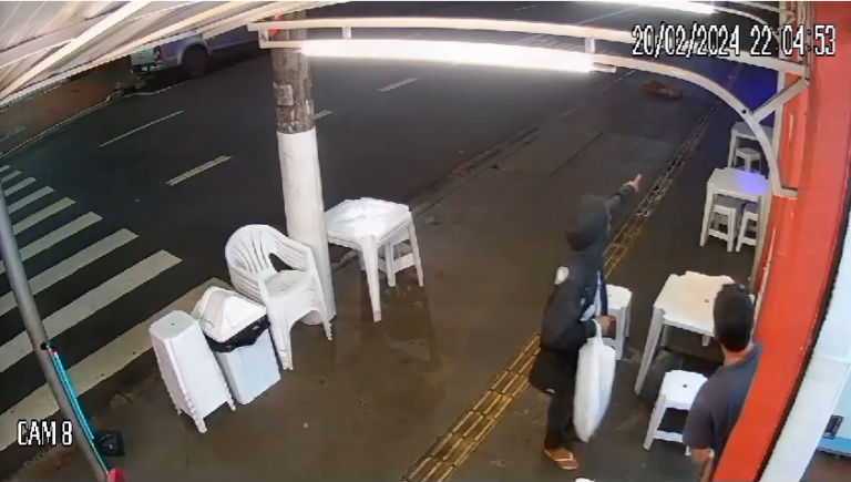 Vídeo flagra a atuação de suspeito em caso de agressão e roubo em sorveteria de RP