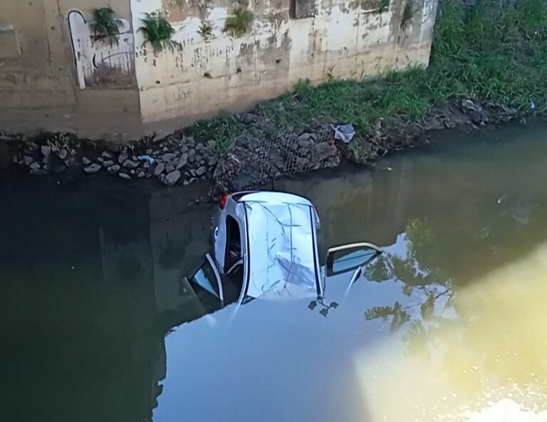 Motorista perde controle de carro e cai de ponte no interior de SP