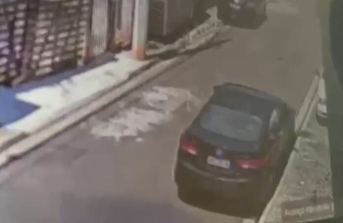 Homem é executado com sete tiros dentro do carro em frente a própria casa; veja Vídeo Homem é executado com sete tiros dentro do carro em frente a própria casa; veja Vídeo