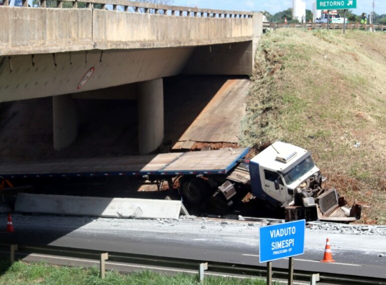 O veículo bateu em uma das pilastras do viaduto da rodovia e os dois ocupantes da carreta foram socorridos.