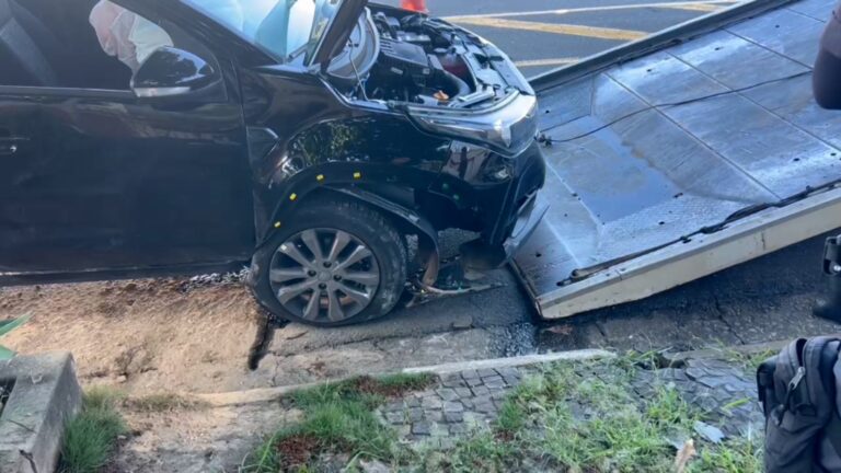 Carro capota e deixa dois feridos na Avenida Washington Luiz em Campinas