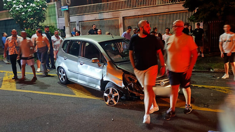 Carro capota na Avenida Washington Luiz em Campinas