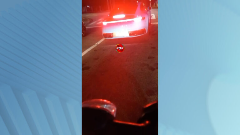 Carro de luxo é flagrado em alta velocidade minutos antes de colidir contra postes