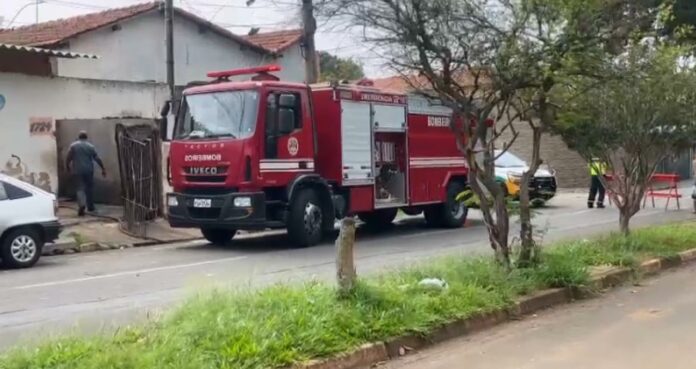 Casa pega fogo, bombeiros controlam as chamas mas residência fica destruída Casa pega fogo, bombeiros controlam as chamas mas residência fica destruída