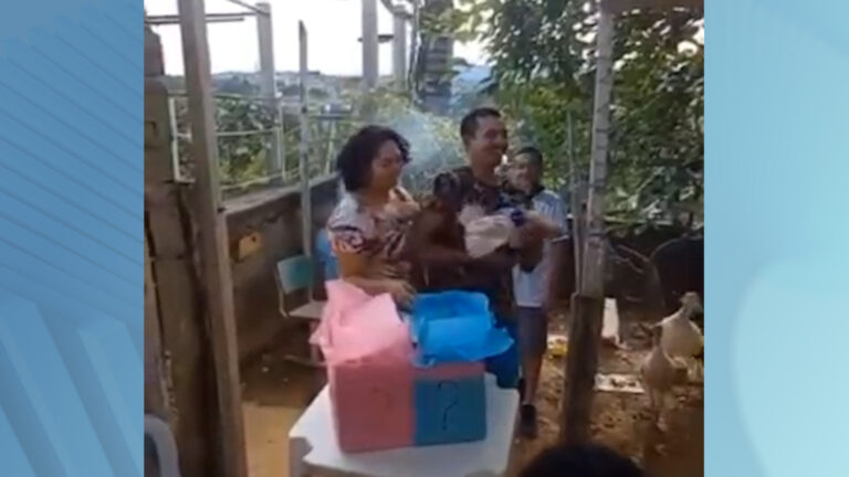 Casal faz revelação do 4º filho com galinha Maristela