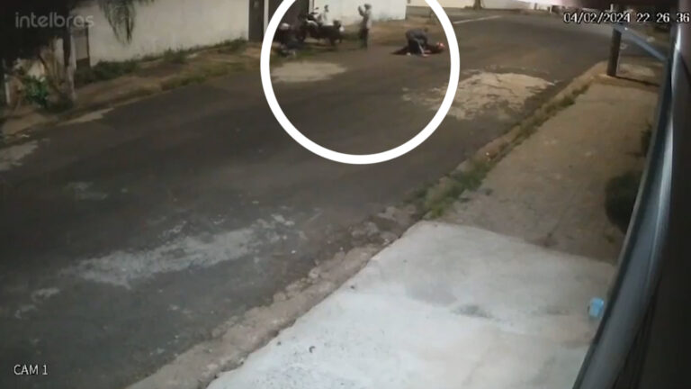 Criminosos armados levam moto avaliada em R$80 mil; assista