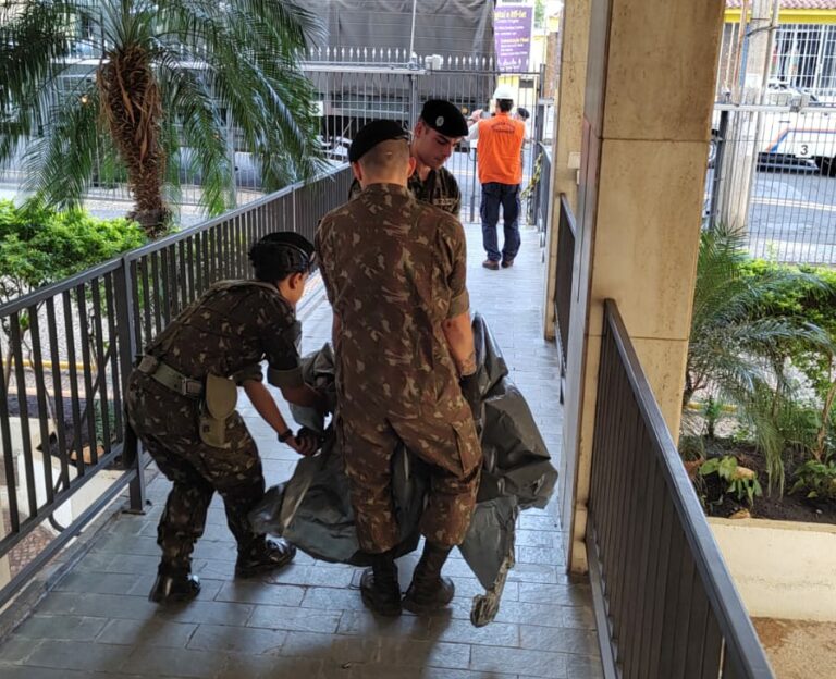 Defesa Civil acompanha retirada dos escombros do prédio na rua Hércules Florence