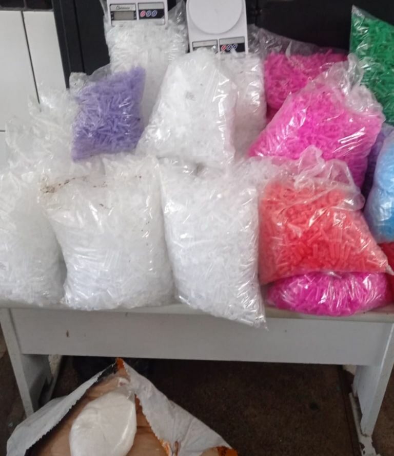 Laboratório clandestino e depósito de drogas é localizado no Guarujá