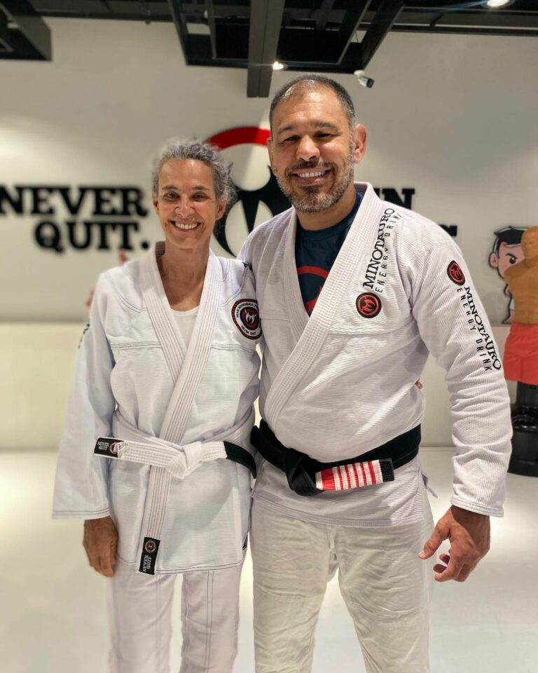 Simone treina jiu-jitsu com Minotauro