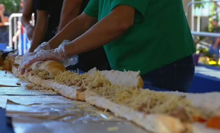 Grupo quebra recorde com cachorro-quente gigante em Votuporanga