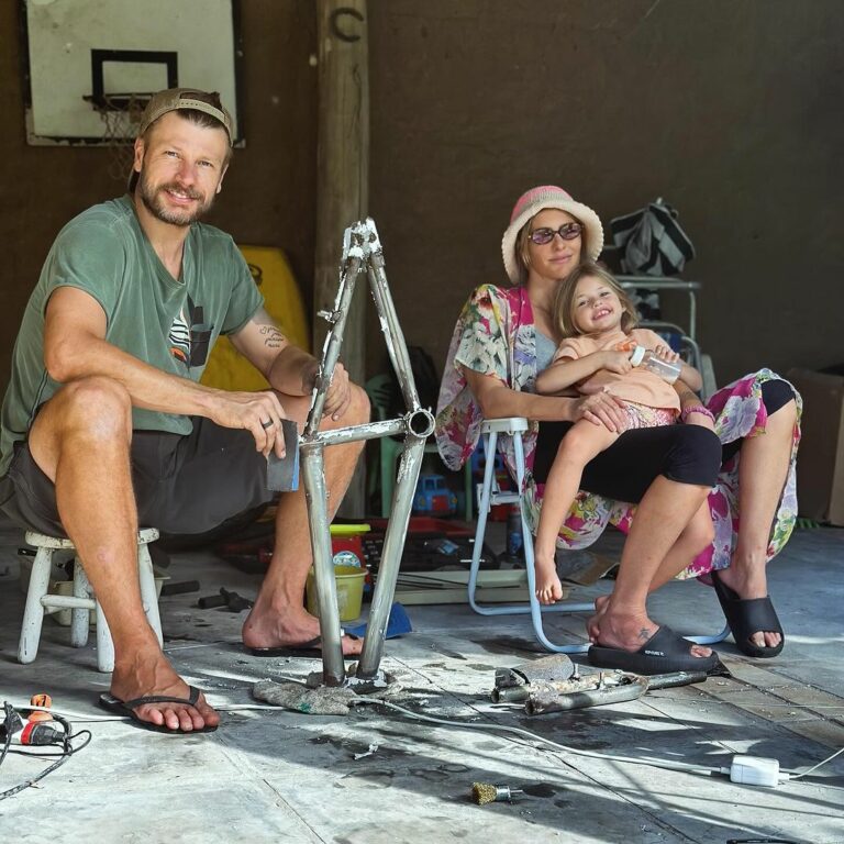 Rodrigo Hilbert constrói bicicleta para a filha