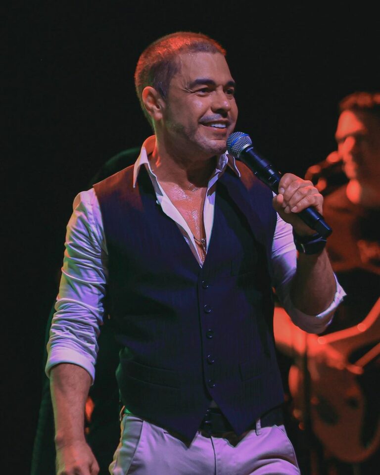 Zezé Di Camargo se irrita com crítica de preparador de voz