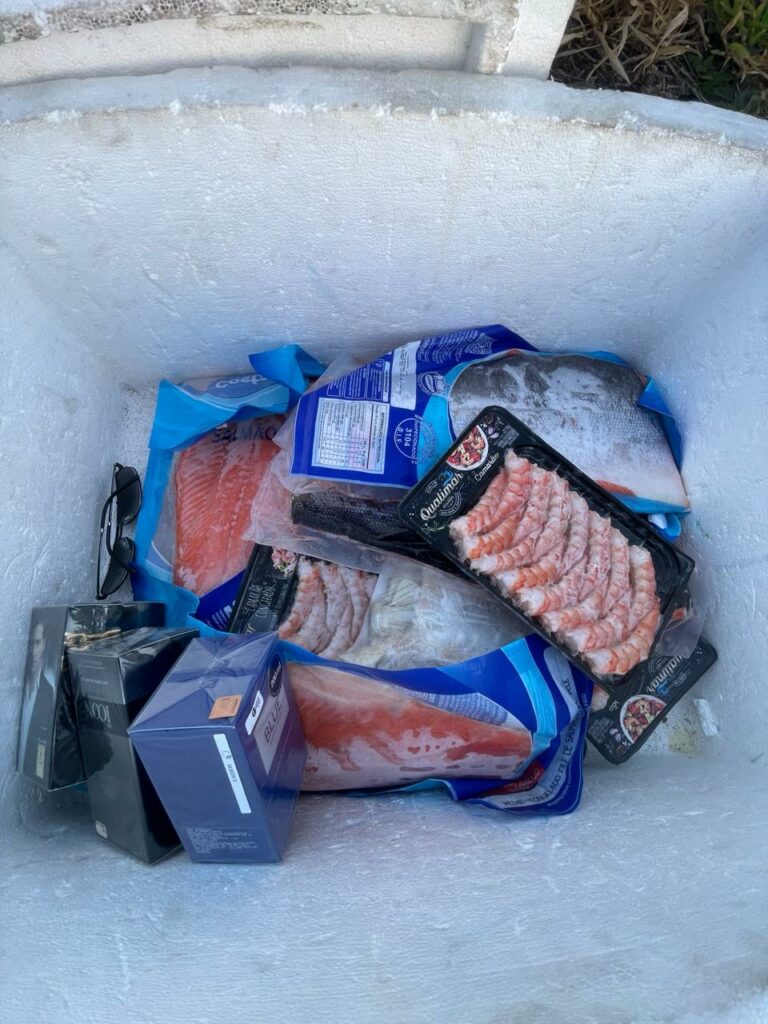 Homem furta salmão e perfume de lojas em shopping e carro quebra durante fuga